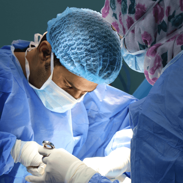 Médicos realizando cirurgia