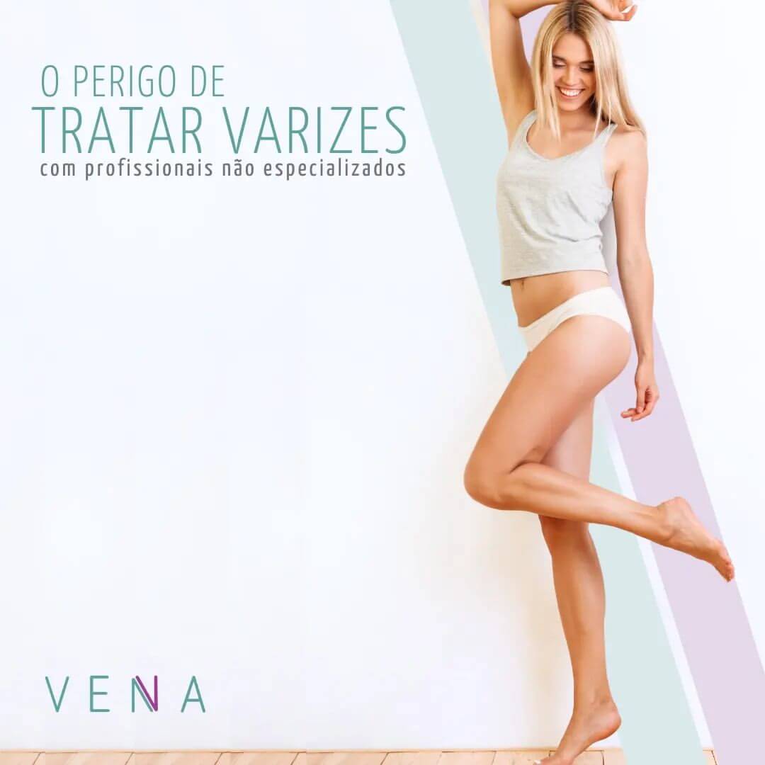 Mulher com expressões felizes analisando seu corpo bonito.