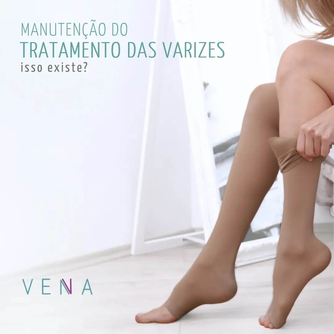 Mulher sentada colocando meia-calça