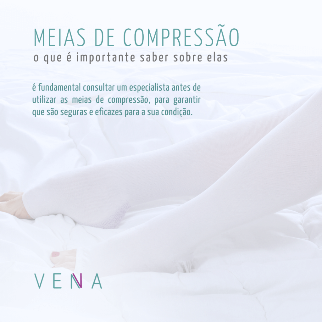 Pernas de uma mulher vestidas com meias de compressão